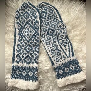 Nordic Patterned Blue and White Mittens